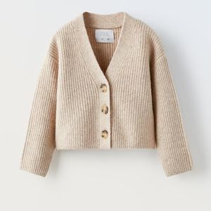 V-neck knit cardigan with long sleeves. Front button closure. Zara